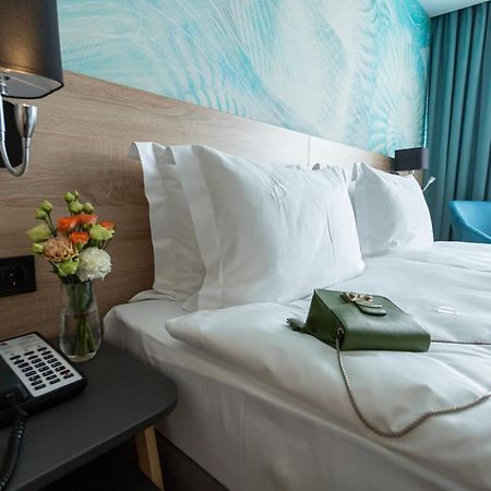Premier Hotel 敖德萨 客房 照片 A telephone in a hotel room