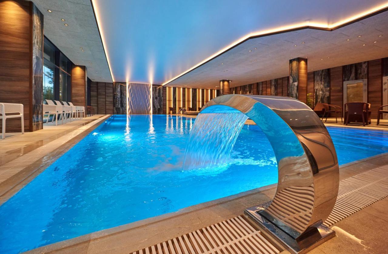 Premier Hotel 敖德萨 外观 照片 The swimming pool at the hotel