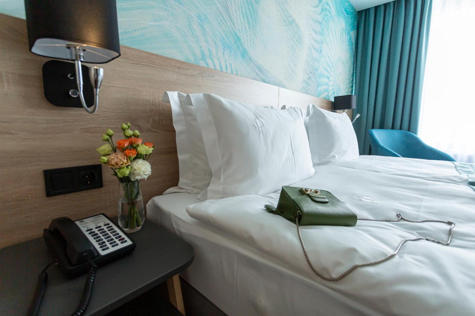 Premier Hotel 敖德萨 客房 照片 A telephone in a hotel room