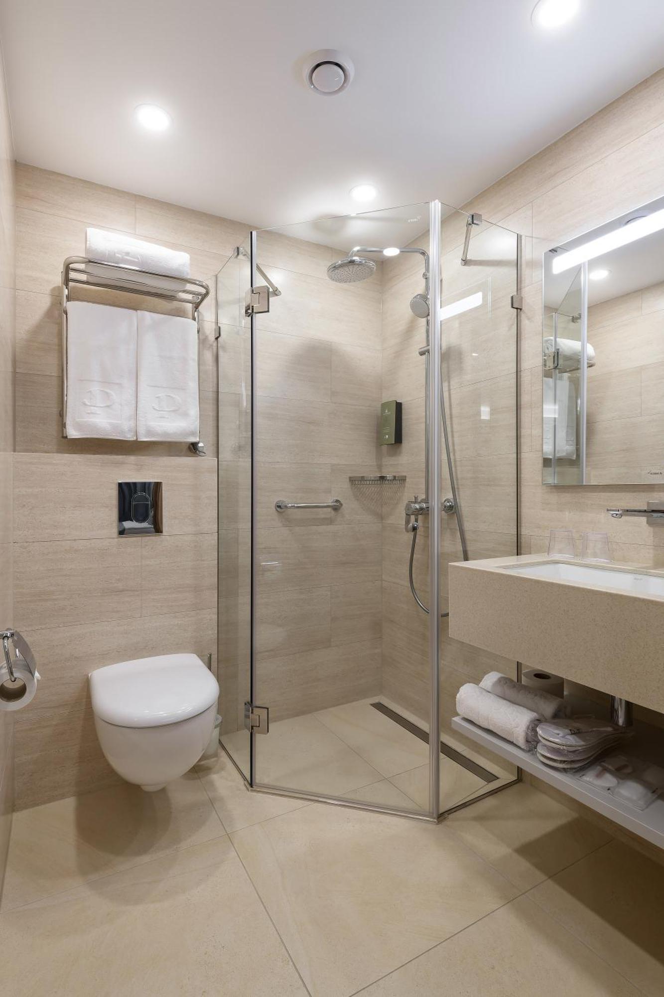Premier Hotel 敖德萨 客房 照片 A shower cubicle